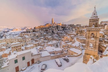 panoramik manzaralı tipik Sassi di Matera ve kilise Matera 2019 bulutlar ve kar ile mavi gökyüzü altında eve, seyahat ve Noel tatil kavramı Avrupa Kültür 201 günbatımı, başkenti, kar taneleri üzerinde taşlar