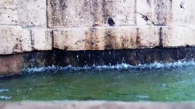 Matera eski çeşme aşağı düşen su ve damla sıçrama, tarihi eserin ve