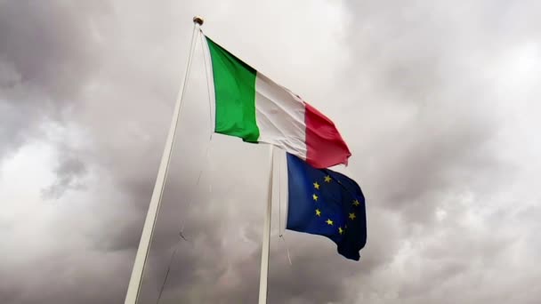Sventolando tessitura della bandiera d'Italia e unione europa su cielo con nuvole, concetto di — Video Stock