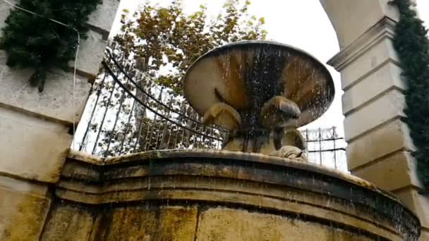Старый фонтан в Матера с водой падает и капли отказов, исторический памятник и — стоковое видео