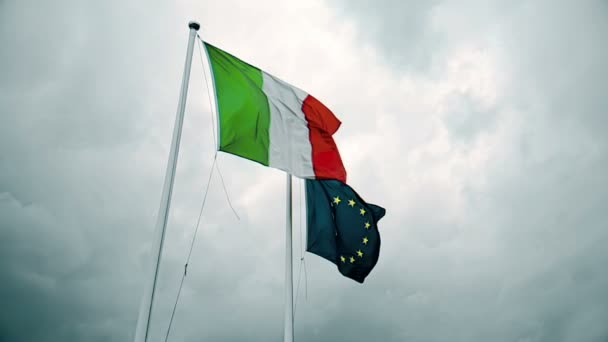 Acenando textura de tecido da bandeira de itália e união europa no céu com nuvens, conceito de — Vídeo de Stock