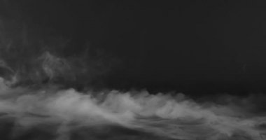 soyut beyaz duman yavaşça uzayda siyah ışığa karşı yüzüyor