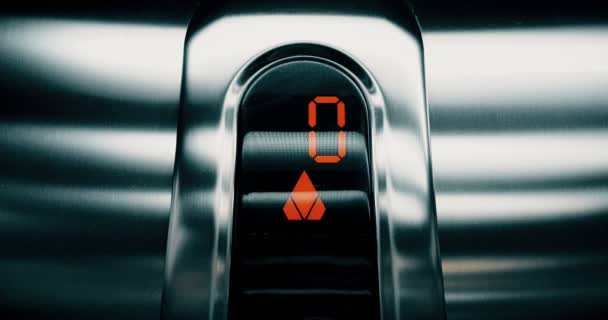 Részlet a lift, hogy megy az első emeleten, üzleti led száma és — Stock videók