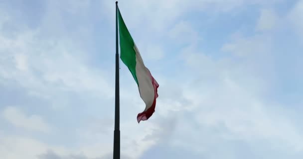 Zwaaien stof textuur van de vlag van Italië op blauwe hemel met wolken, — Stockvideo