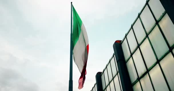 Wehende Stoffstruktur der Flagge Italiens am blauen Himmel mit Wolken, — Stockvideo