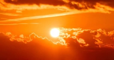 gün batımı sahne ile güneş bulutların arkasına düşmek ve