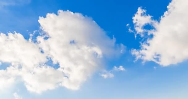 Beyaz bulutlar mavi gökyüzü zaman atlamalı hareketi üzerinde döngü, — Stok video