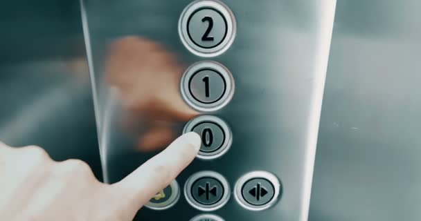 Mão do homem pressione o número do botão de elevador que sobe do primeiro ao segundo andar, negócios e — Vídeo de Stock