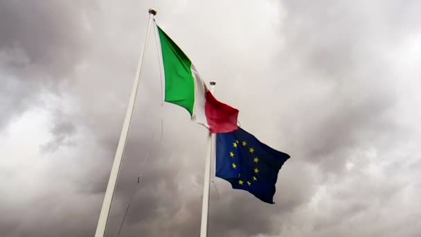 Acenando textura de tecido da bandeira de itália e união europa no céu com céu nublado, conceito de — Vídeo de Stock