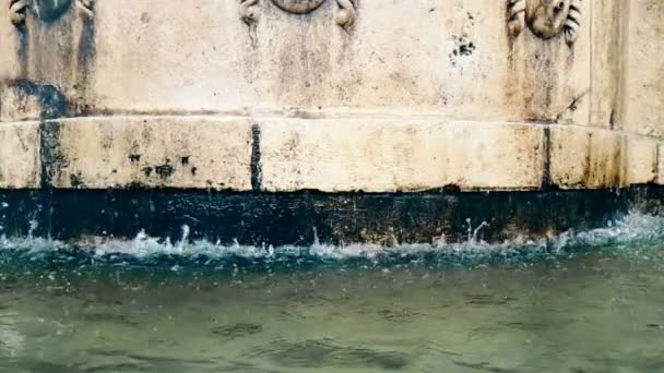 Old fountain in Matera with the water falling down and the drops bounce, historical monument and — Stock Video