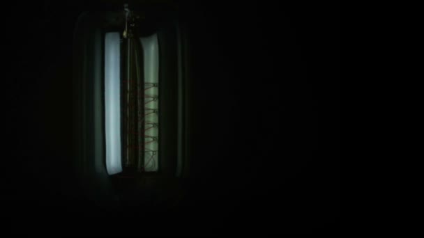 Ein- und Ausschalten in Zeitlupe, Retro-Vintage-Glühbirne mit alter Technik mit eingebautem Glühfaden in warmem Lichtgelb — Stockvideo