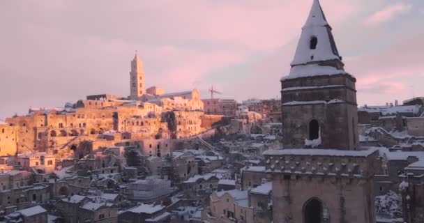 Panoramautsikt över typiska stenar Sassi di Matera och kyrkan Matera 2019 med snö på huset, begreppet resor och — Stockvideo