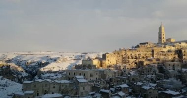 tipik taşlar Sassi di Matera ve Matera kilisesinin panoramik görünümü 2019 evde kar ile, seyahat kavramı ve