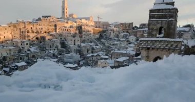 tipik taşlar Sassi di Matera ve Matera kilisesinin panoramik görünümü 2019 evde kar ile, seyahat kavramı ve