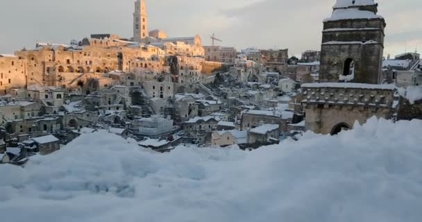 Panoramiczny widok na typowe kamienie Sassi di Matera i Kościół w Matera 2019 ze śniegiem w domu, koncepcja podróży i — Wideo stockowe