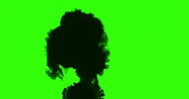 Soyut boya fırçası vuruşu şekli beyaz mürekkep akışı ve krom anahtar yeşil ekranda yıkanma, mürekkep sıçraması