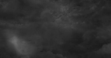 fırtına bulutları hızlı hareket, karanlık bulutlar arka plan gerçek bulutlu hava, gök gürültüsü ile iklim değişikliği kavramı