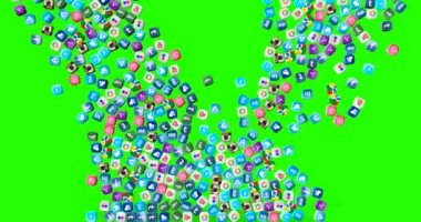 internet, yüzünde sosyal ağ sembolü logosu ile zar bir sürü renk anahtar yeşil ekrana düşen ve ekranı doldurun