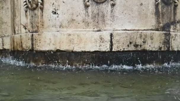 Old fountain in Matera with the water falling down and the drops bounce, historical monument and — Stock Video