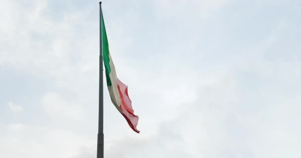 挥舞着意大利国旗的织物纹理在蓝天上与云 爱国理念 — 图库视频影像