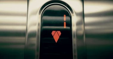 birinci kattan zemin kata kadar çıkan led asansör sayısının detayı, iş ve teknoloji konsepti