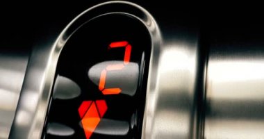 birinci kattan zemin kata kadar çıkan led asansör sayısının detayı, iş ve teknoloji konsepti