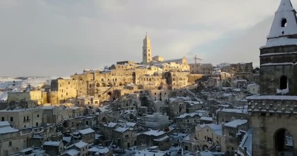 Tipik taşlar Sassi di Matera ve Matera kilisesinin panoramik görünümü 2019 evde kar ile, seyahat kavramı ve — Stok video