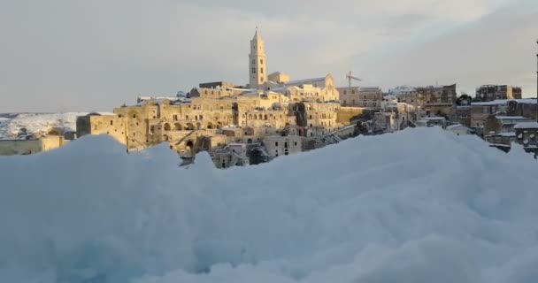 Panoramautsikt över typiska stenar Sassi di Matera och kyrkan Matera 2019 med snö på huset, begreppet resor och — Stockvideo