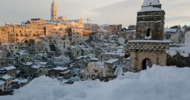 tipik taşlar Sassi di Matera ve Matera kilisesinin panoramik görünümü 2019 evde kar ile, seyahat kavramı ve