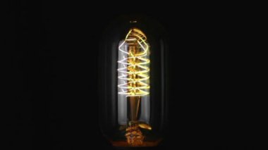 Aç ve kapat, eski tarz tungsten teknolojisi olan antika ampulü yakın plan, eski tarz.