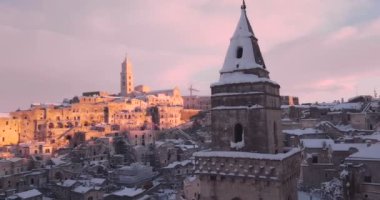 tipik taşlar Sassi di Matera ve Matera kilisesinin panoramik görünümü 2019 evde kar ile, seyahat kavramı ve