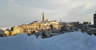 tipik taşlar Sassi di Matera ve Matera kilisesinin panoramik görünümü 2019 evde kar ile, seyahat kavramı ve