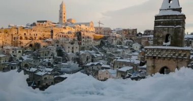 tipik taşlar Sassi di Matera ve Matera kilisesinin panoramik görünümü 2019 evde kar ile, seyahat kavramı ve