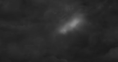 ışıkve gök gürültülü sağanak ile hızlı hareket eden fırtına bulutları, karanlık bulutlar arka plan gerçek bulutlu hava, iklim