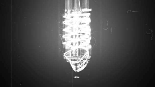 Чорно-білий старовинний старий фільм з мерехтливим ефектом вмикання і вимикання при повільному русі, ретро старовинна лампа зі старою — стокове відео