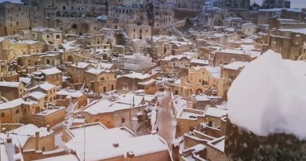 Panoramautsikt över typiska stenar Sassi di Matera och kyrkan Matera 2019 med snö på huset, begreppet resor och — Stockvideo