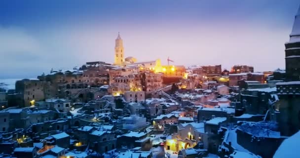 Panoramisch uitzicht op typische stenen Sassi di Matera en de kerk van Matera 2019 met sneeuw op het huis, concept van reizen en — Stockvideo