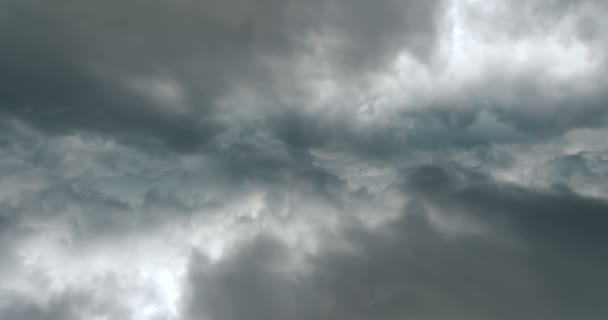 嵐雲は、暗い雲の背景本当の曇りで、速く移動します — ストック動画