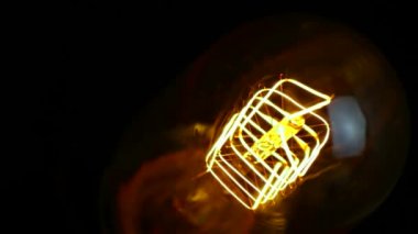 Aç ve kapat, eski tarz tungsten teknolojisi olan antika ampulü yakın plan, eski tarz.