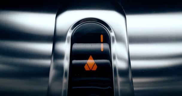 Detail van led aantal lift die oplopen vanaf het eerste tot tweede verdieping, zakelijke en — Stockvideo