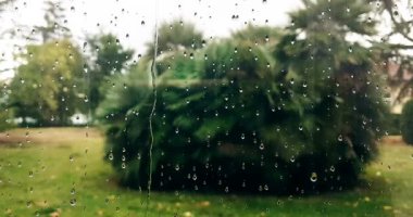 aşağı damla yağmur düşen cam mavi arka plan, su