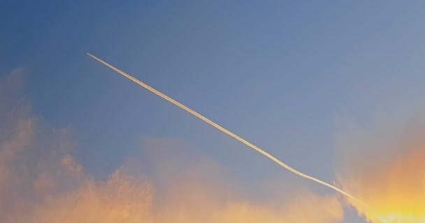 Piste di vapore aereo attraverso cielo chiaro tramonto con — Video Stock