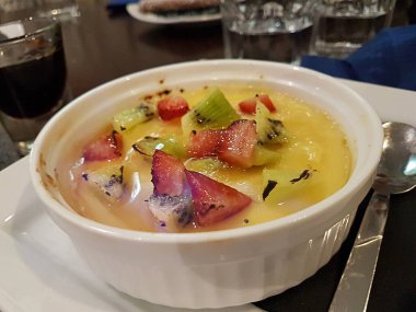 Üstünde meyve ve alev olan katalan kreması.