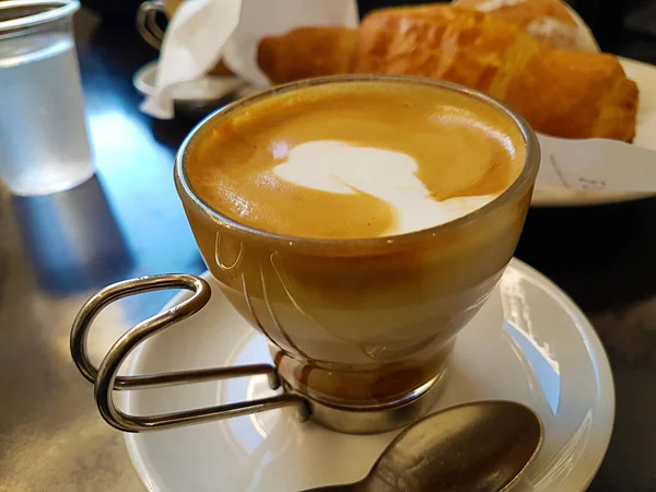 Xícara de café com leite com, café da manhã e relaxar, nutrição concep — Fotografia de Stock