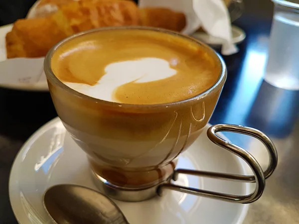 Xícara de café com leite com, café da manhã e relaxar, nutrição concep — Fotografia de Stock