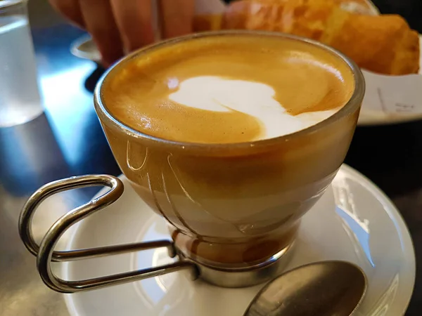 Xícara de café com leite com, café da manhã e relaxar, nutrição concep — Fotografia de Stock