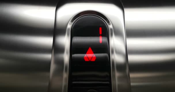 Detail van rode led aantal lift die omhoog gaan van de eerste naar de tweede verdieping, het bedrijfsleven en — Stockvideo