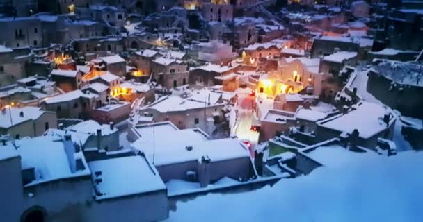 Panoramisch uitzicht op typische stenen Sassi di Matera en kerk van Matera onder blauwe nachtelijke hemel, time lapse effect, beweging — Stockvideo