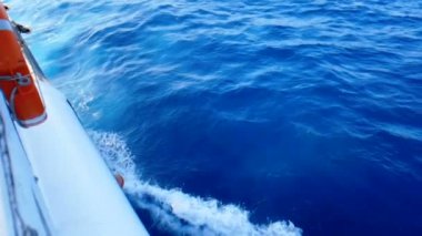 Mavi deniz dalgası hareketinin üst görüntüsü, turist seyahat tatili konsepti.