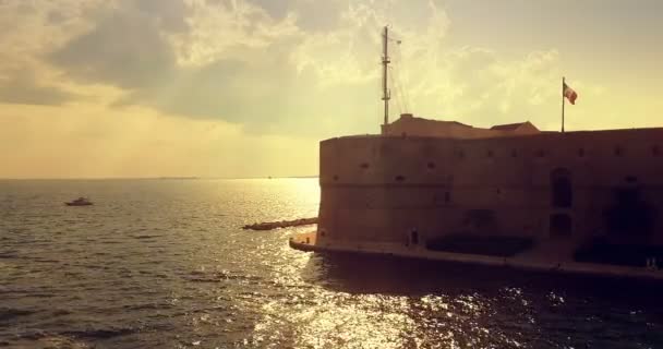 Paisagem do porto de taranto em itália com mar calmo em — Vídeo de Stock